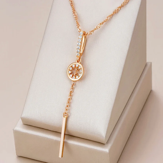 Elegant Rounded Crystal Necklace In Gold
