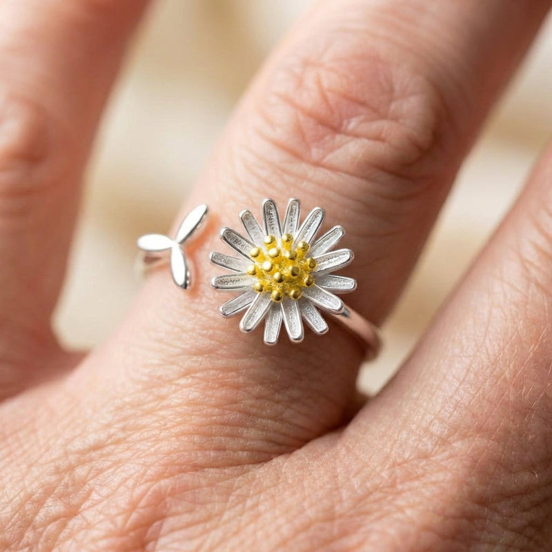 Elegant Daisy Flower Ring