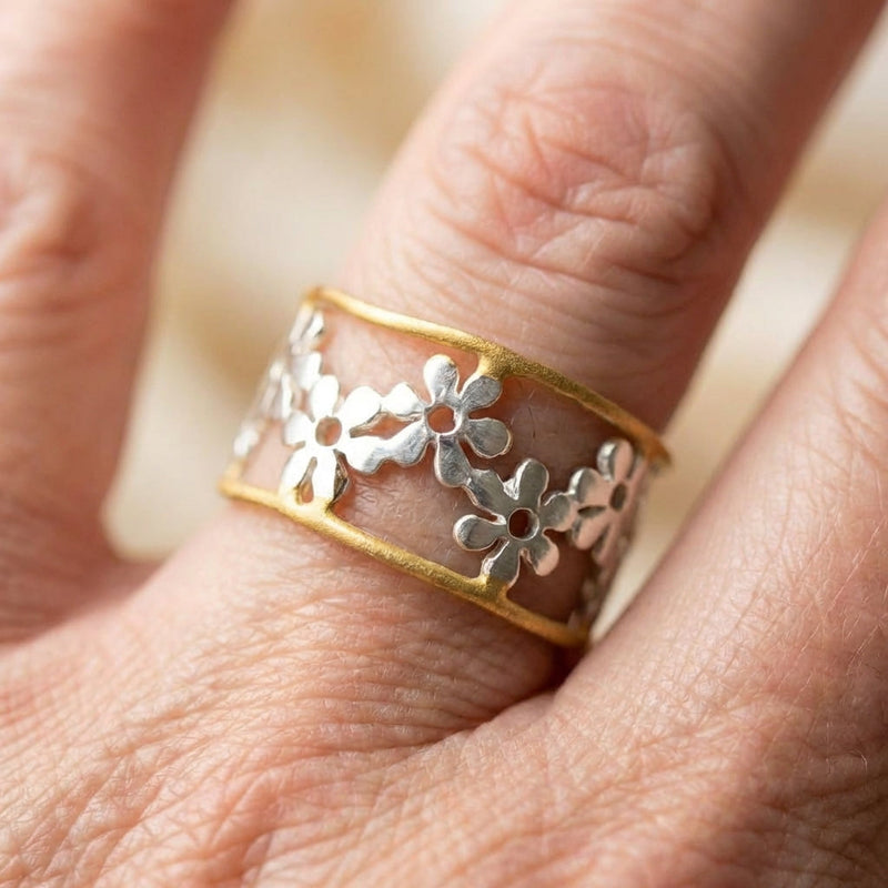 Elegant Daisy Flower Ring