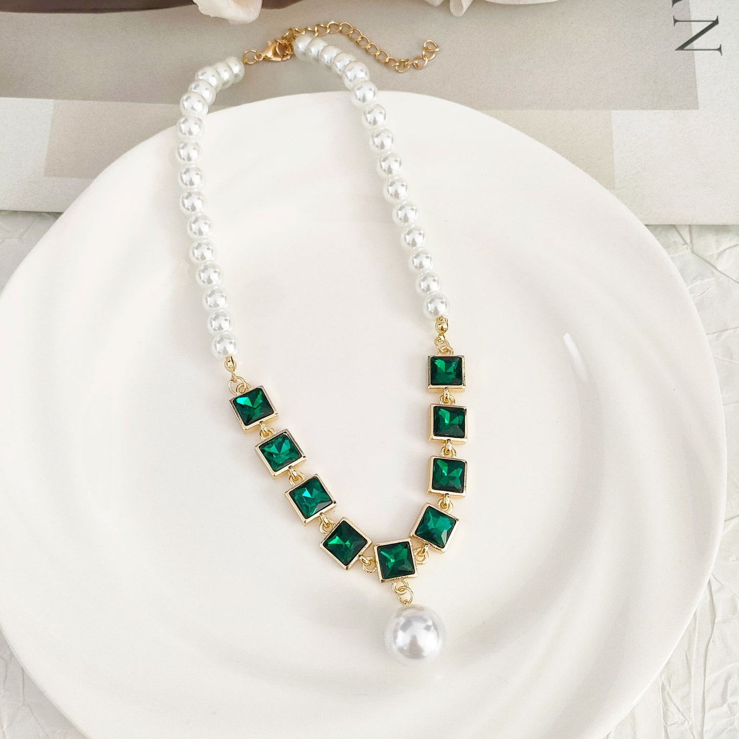 Elegant Emerald Pearl Necklace