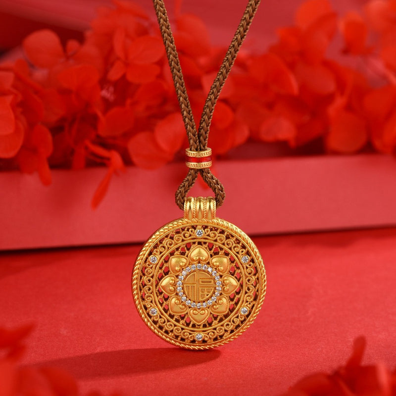 Elegant Gold Pendant Necklace