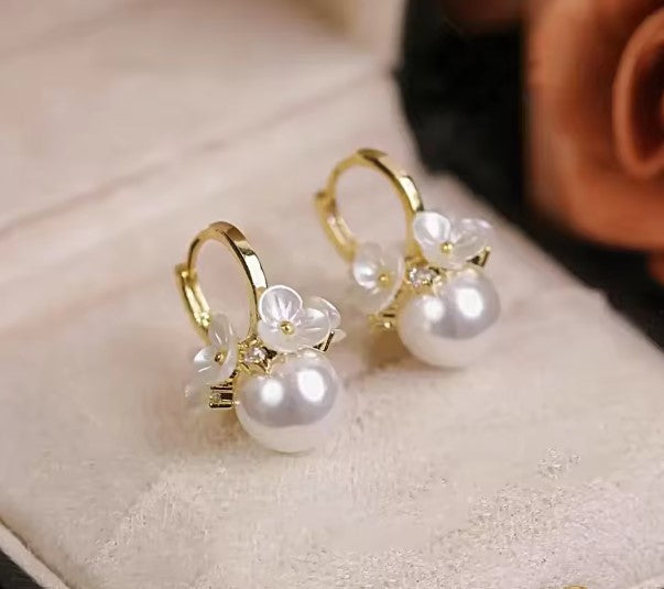 Elegant White Flower Cluster Pearl