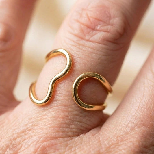 Elegant Gold Curved Ring