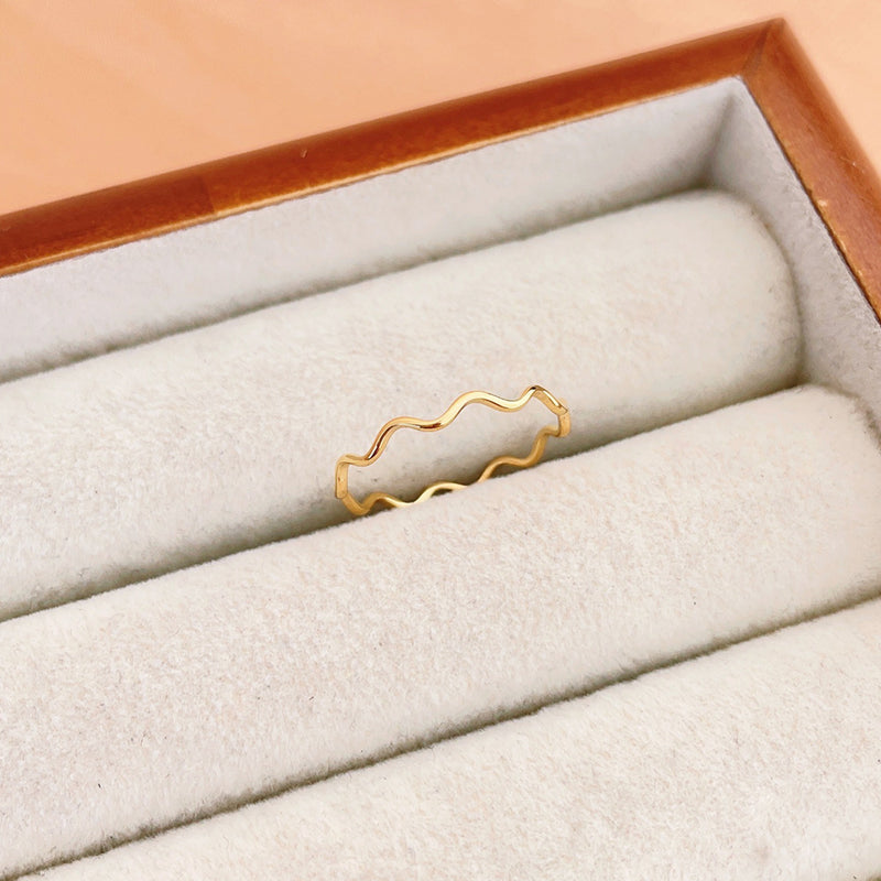 Minimalist Wavy Gold Ring
