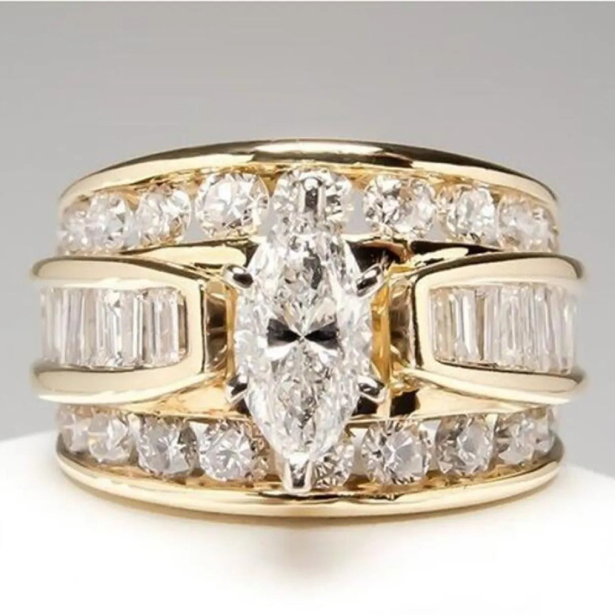 Elegant Crystalline Hollow Gold Ring