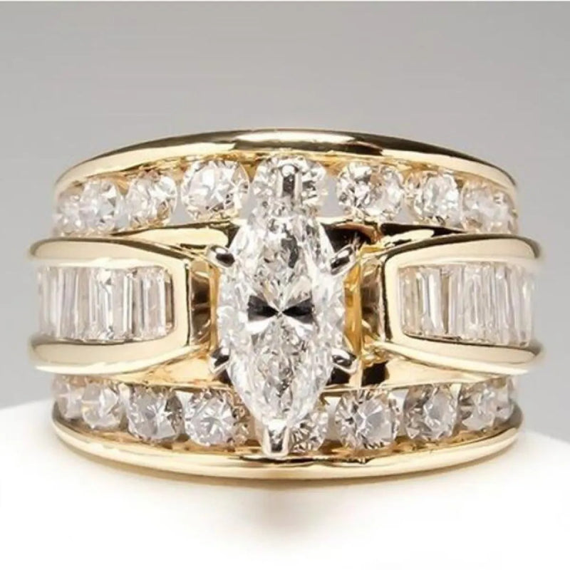 Elegant Crystalline Hollow Gold Ring