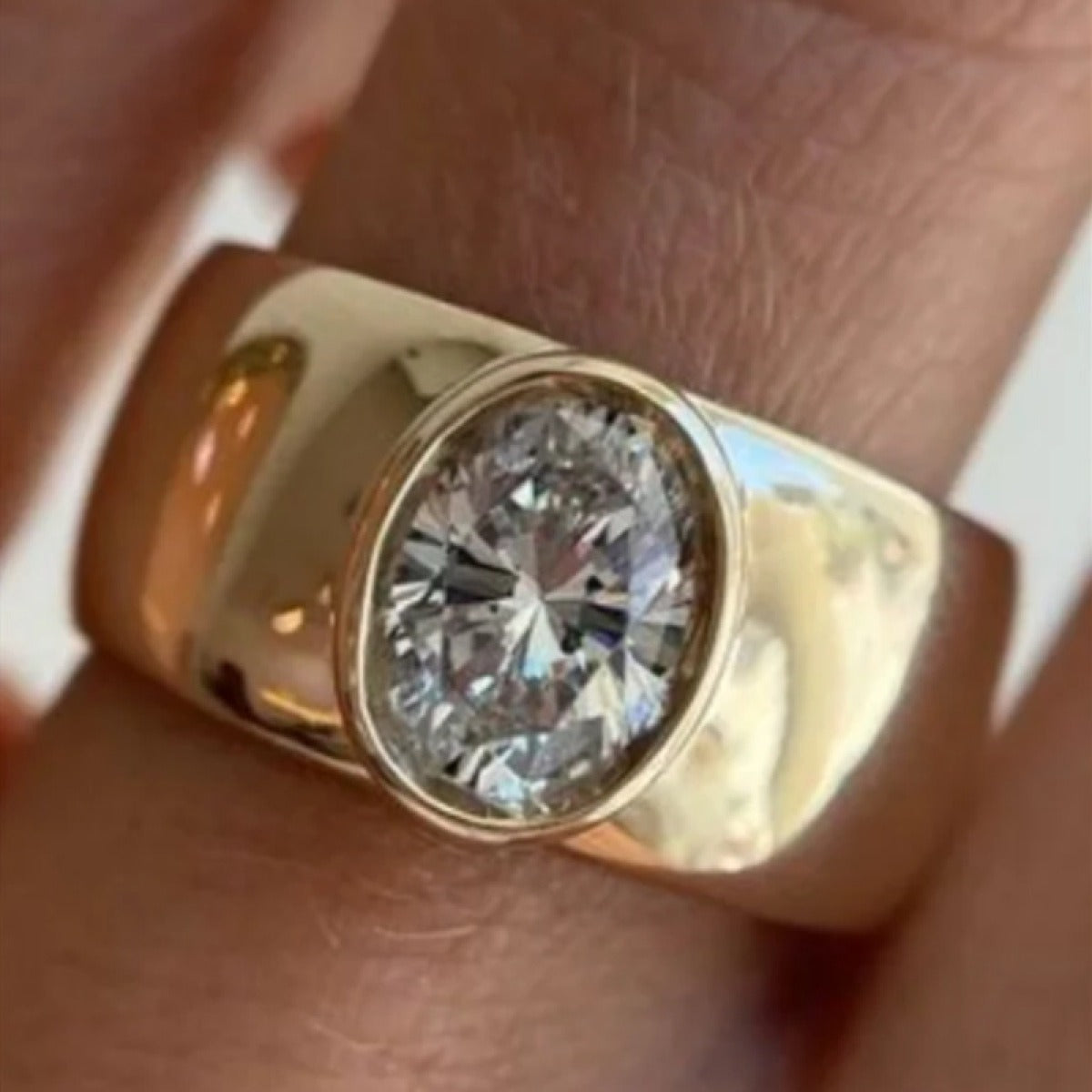 Vintage Inlaid Round White Crystal Gold Ring