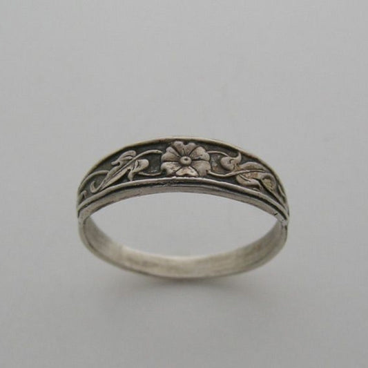 Silvered Flower Trail Ring